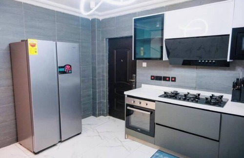 Tema House | Royal Crest