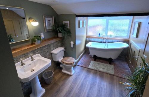 Offham Apartment | Royal Oak Retreat - Sleeps 6 Pub & Pet Friendly