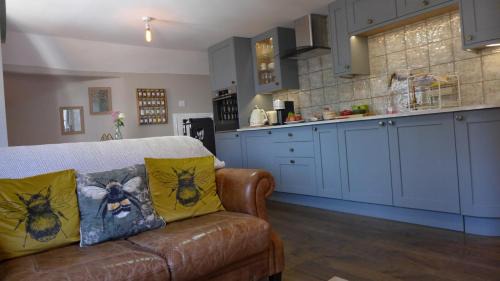 Offham Apartment | Royal Oak Retreat - Sleeps 6 Pub & Pet Friendly