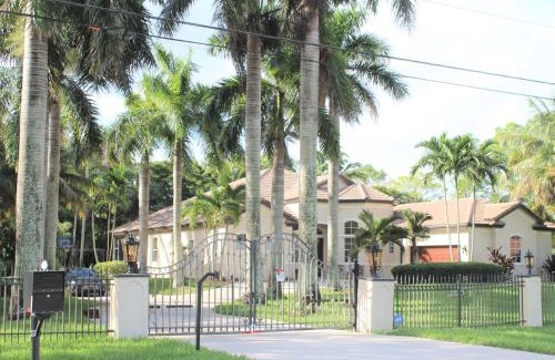 Hunt Club Villa | Royal Palms Villa, Pool, Spa, Private Gate, 1,5 acre