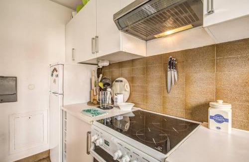 Quartier de la Folie-Mericourt Apartment | Rue Saint-Maur 1-Bed Studio Balcony and View