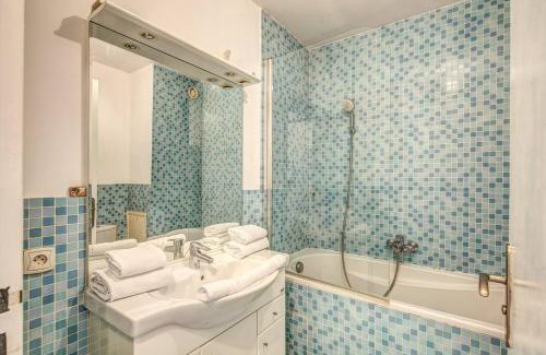 Quartier de la Folie-Mericourt Apartment | Rue Saint-Maur 1-Bed Studio Balcony and View