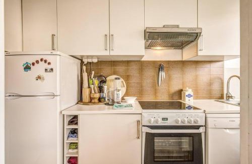 Quartier de la Folie-Mericourt Apartment | Rue Saint-Maur 1-Bed Studio Balcony and View