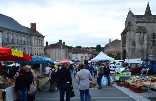 Bussiere-Poitevine Cottage | Rural Gite with Scandinavian wood fired hot tub