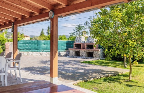 Solorzano House | Rural House 'Trasmiera' with Private Terrace, Private Garden and Wi-Fi