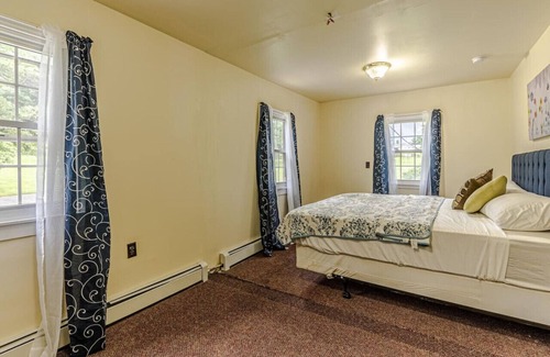 Waynesboro House | Rustic 10BR MountainTop Cottage