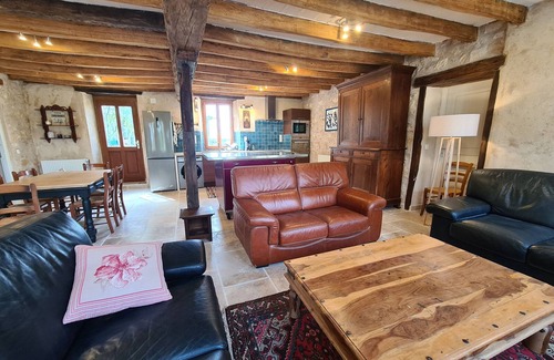Etrechet Cottage | Rustic Berry Retreat: 4 En-Suite BRs, Fiber, Terrace, and Equestrian-Friendly!