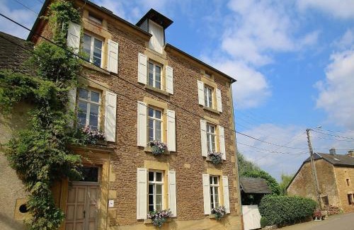 Latour House | Rustic Charm, Modern Comfort, cleaning included