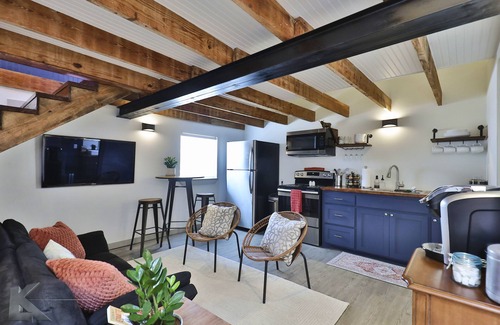 Abilene House | Rustic chic guesthouse located right next to HSU & Hendrick Medical Center