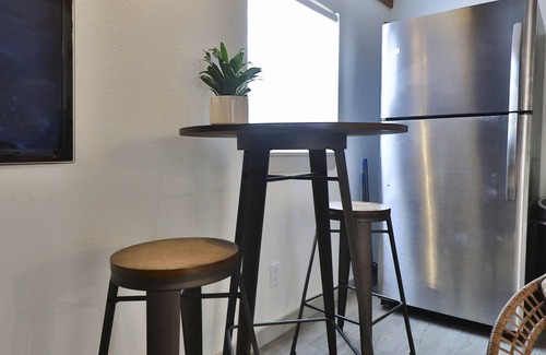 Abilene House | Rustic chic guesthouse located right next to HSU & Hendrick Medical Center