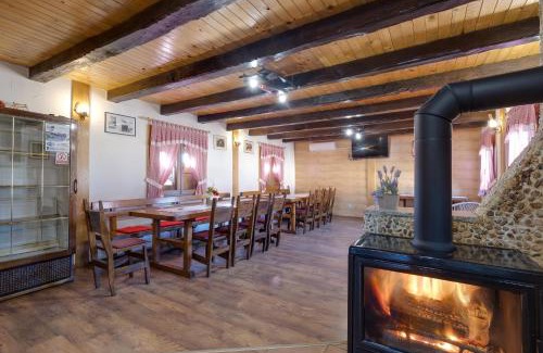 Kravarsko House | Rustic Cottage With Heated Pool - Happy Rentals