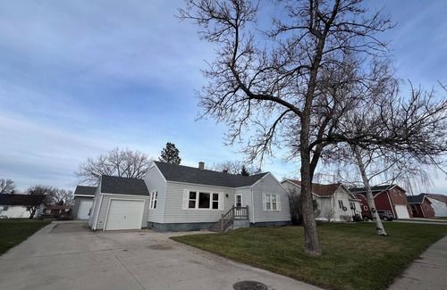Riverdale House | Rustic home only 5 minutes from Lake Sakakawea & Missouri River! Pet-friendly.