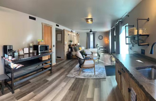 Wisconsin Dells Cottage | Rustic King Cottage @ Sandstone Rustic Retreat