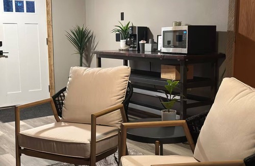 Wisconsin Dells Cottage | Rustic King Cottage @ Sandstone Rustic Retreat