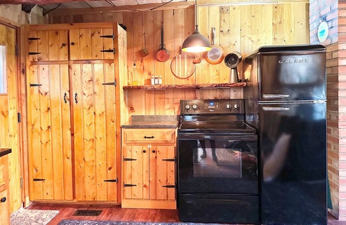 Allenspark Cabin | Rustic Log Cabin near National Park with Hot Tub & Mountain Views