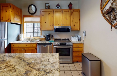 Sunriver Condo | Rustic Ranch Cabin with A/C, BBQ & Private Hot Tub