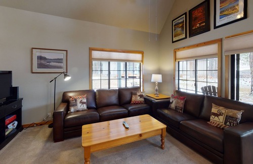 Sunriver Condo | Rustic Ranch Cabin with A/C, BBQ & Private Hot Tub