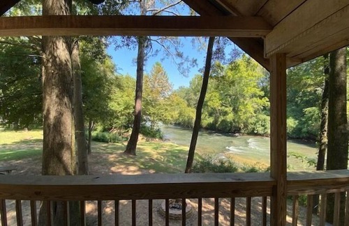 Juliette Cabin | Rustic Red Retreat