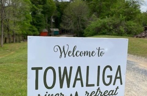 Juliette Cabin | Rustic Red Retreat