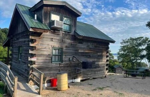 Savanna Cabin | Rustic River Cabin 4