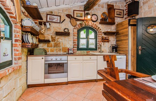 Maslenica Villa | Rustical Villa Verde with large pool and a sea view