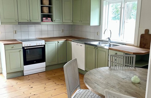 Ingelstad Apartment | Rustik Lägenhet Hem Nära Sjö och Natur med Värmande Karmin