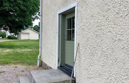 Ingelstad Apartment | Rustik Lägenhet Hem Nära Sjö och Natur med Värmande Karmin