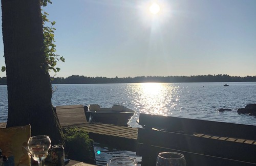 Ingelstad Apartment | Rustik Lägenhet Hem Nära Sjö och Natur med Värmande Karmin