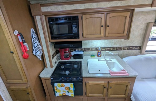 Revere House | RV Camper - Few Min to the Beach -Boston Downtown and Logan Airport With parking
