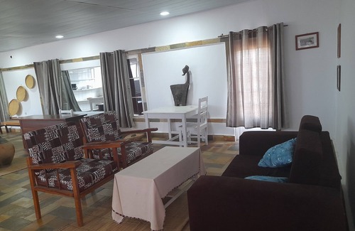 Nyanza Bed & Breakfast | Rwanda African Art Museum and room's guests