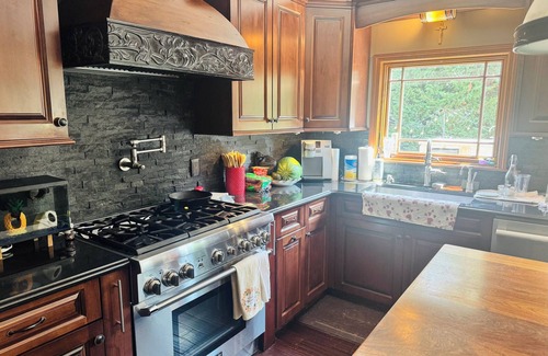 Massapequa House | Ryder Cup Rental! Spacious 5BR/3BA House, Extensive amenities , 7mi from course