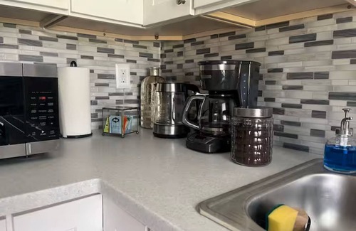 Southeast Yonkers Apartment | Safe Neighborhood w/Parking Walk to pubs, shops, cafes & train; 25mins to NYC