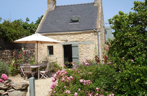 Saint-Pierre-Quiberon House | Saint Pierre Quiberon: The countryside by the sea. Small stone country house.