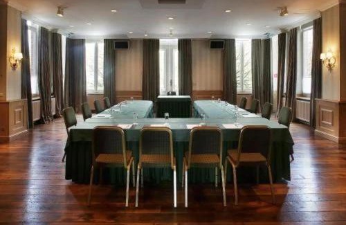 Dworp Resort | salle de banquet plus chambre