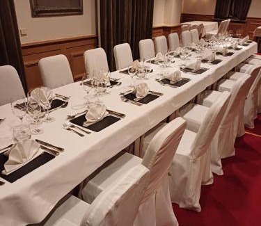 Dworp Resort | salle de banquet plus chambre