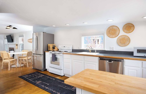 Newbury House | Salt and Cedar | Steps to Beach | Deck | A/C