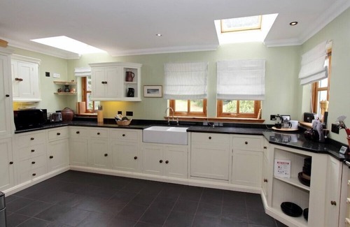 Beinn Orasaigh Cottage | SALTWINDS, pet friendly, with a garden in Carbost