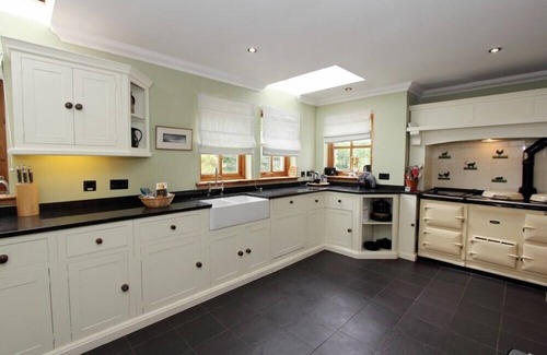 Beinn Orasaigh Cottage | SALTWINDS, pet friendly, with a garden in Carbost