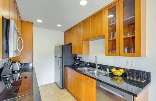 La Jolla Village Condo | San Diego Condo w/Pool Access ~ 2 Mi to Beach!