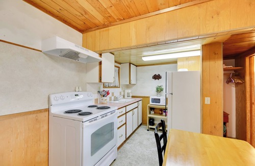 Waldport Cottage | Sanderling Sea Cottages, Unit 1 with Deck!