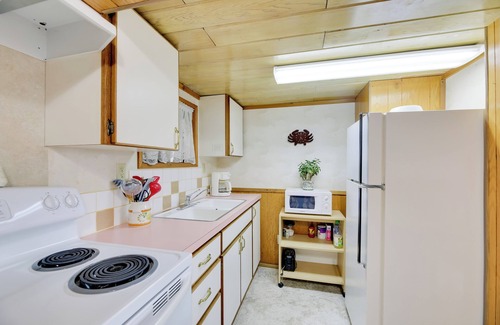 Waldport Cottage | Sanderling Sea Cottages, Unit 1 with Deck!