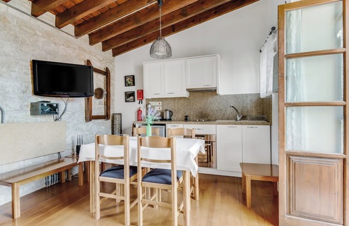 Arsos Apartment | Sanders Arsorama Comfy 1 Bdr Apt w Shared Patio