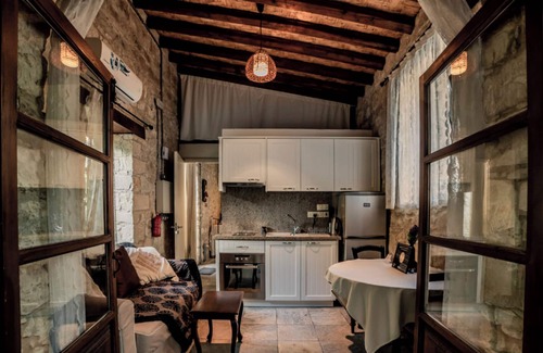 Arsos Apartment | Sanders Arsorama - Cute 1-bdr Apt w/Shared Patio