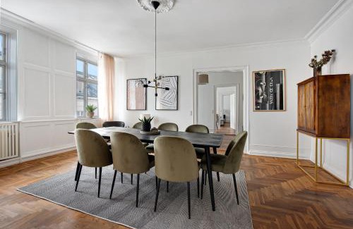 Nyhavn - Amalienborg Apartment | Sanders Square - Spacious Six-Bedroom Apartment Near Amalienborg