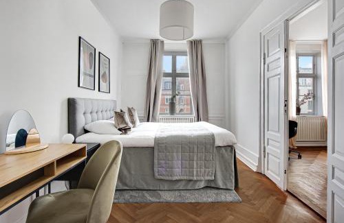 Nyhavn - Amalienborg Apartment | Sanders Square - Spacious Six-Bedroom Apartment Near Amalienborg