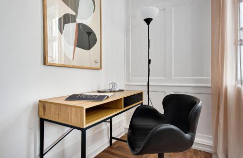 Nyhavn - Amalienborg Apartment | Sanders Square - Spacious Six-Bedroom Apartment Near Amalienborg