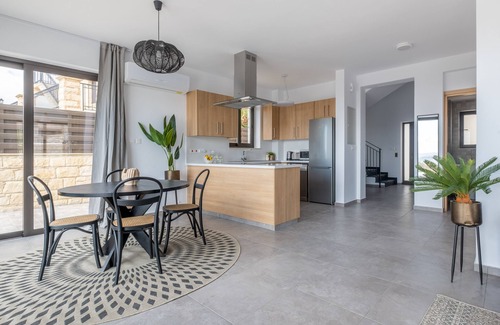 Peristerona Villa | Sanders View - Top 3-Bdr Villa with Infinity Pool