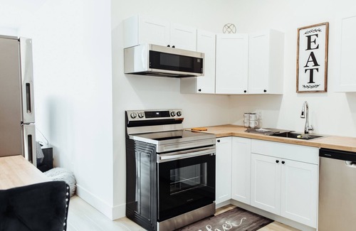 Kamloops House | Sapphire Lux Queen Suite