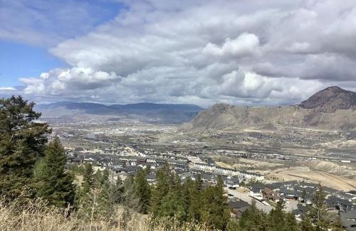 Kamloops House | Sapphire Lux Queen Suite