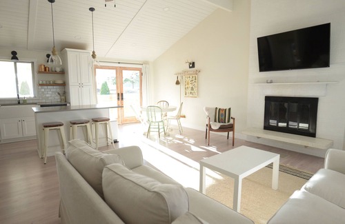 Covington House | Scandi Inspired House, great walkability, homebase to city and mountains